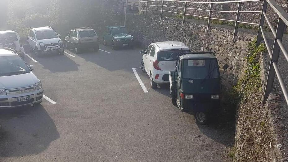 «Adesso ti faccio vedere io»: litiga con il nipote per il posteggio e gli spara colpendolo alla mano