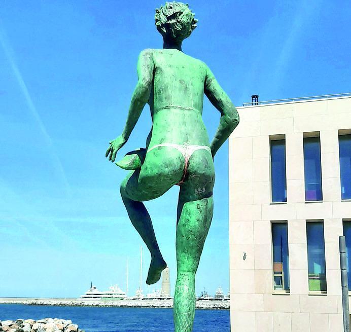 E alla statua della Ballerina di Sandro Chia spunta il perizoma. «Peccato» 