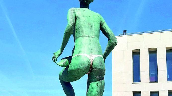 E alla statua della Ballerina di Sandro Chia spunta il perizoma. «Peccato»