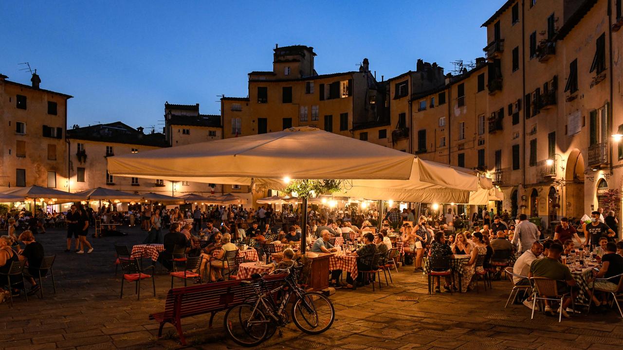 Suolo pubblico a Lucca, pagamenti “congelati”: boccata d’ossigeno per locali e ambulanti