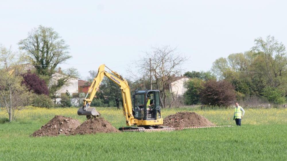L’escavatore al lavoro in un campo di San Pietro a Vico