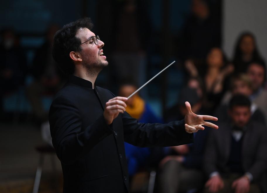 Il ferrarese Arnofi alla guida della Filharmonie di Firenze: «La classica per me è commozione e gioia» 