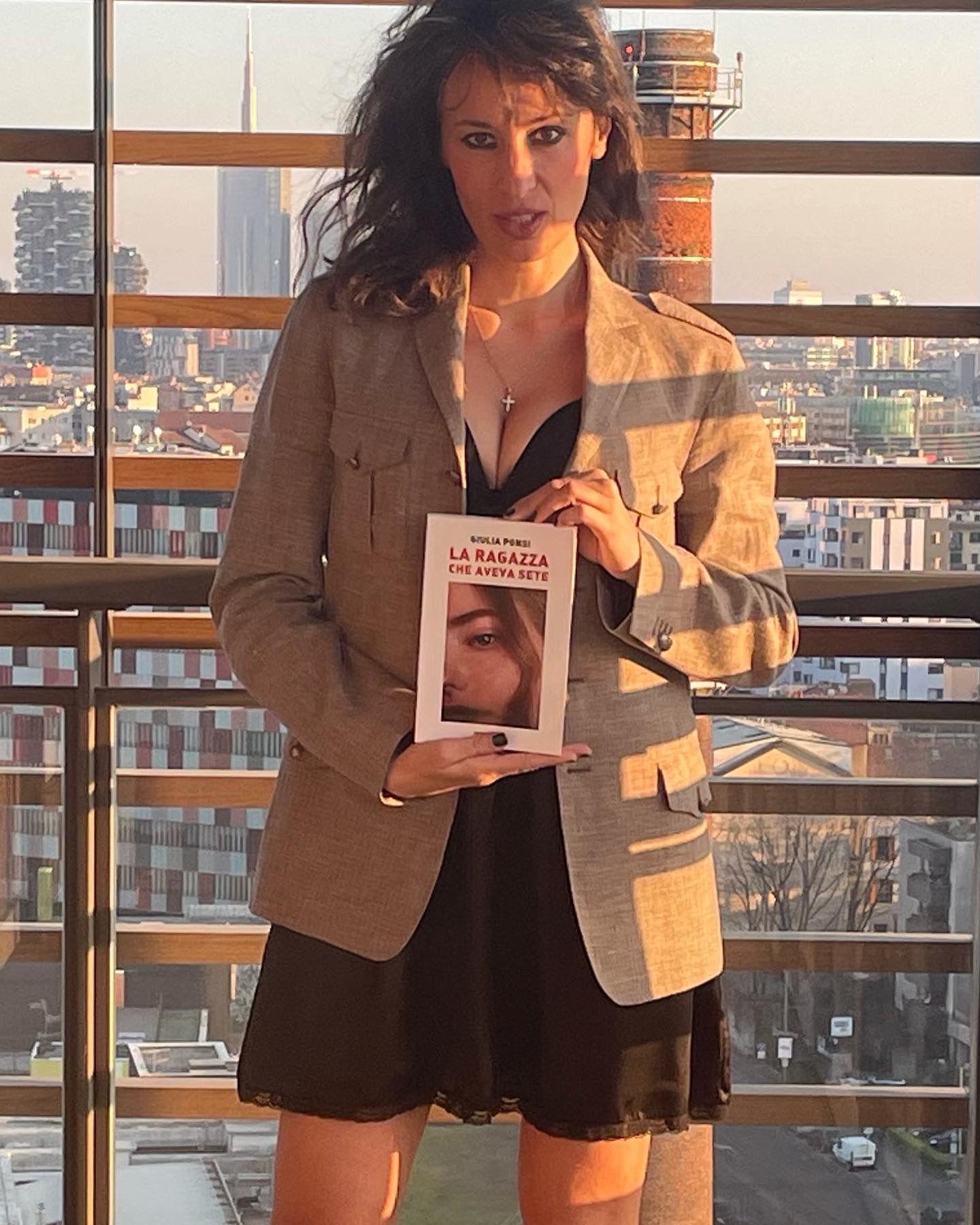Giulia Ponsi con il libro autobiografico “La ragazza che aveva sete” edito da Porto Seguro