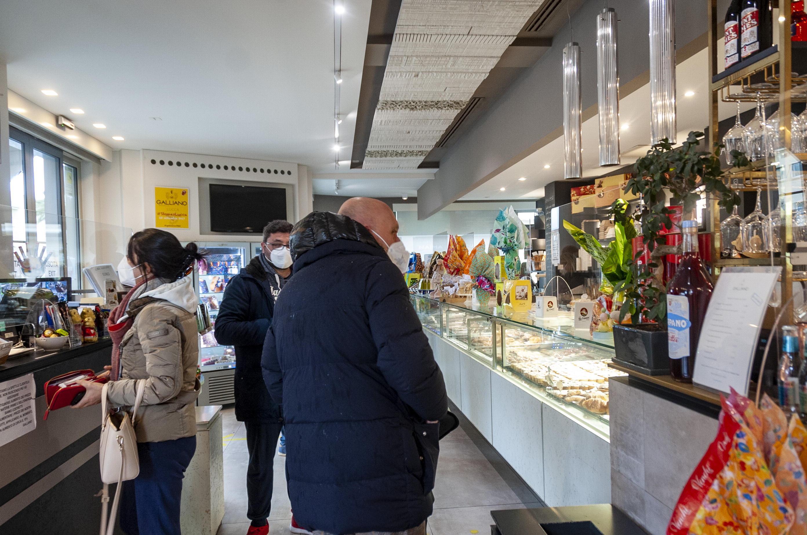 Clienti al bar Galliano