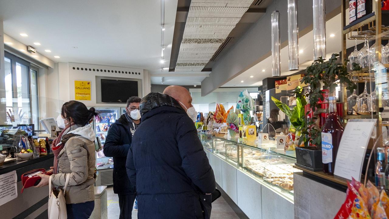Clienti al bar Galliano