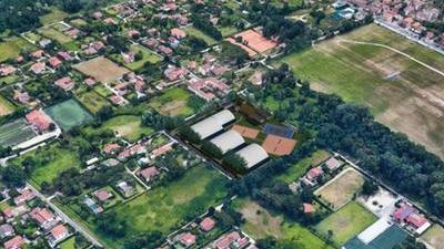 Al centro della fotografia il rendering del centro polisportivo, come da progetto