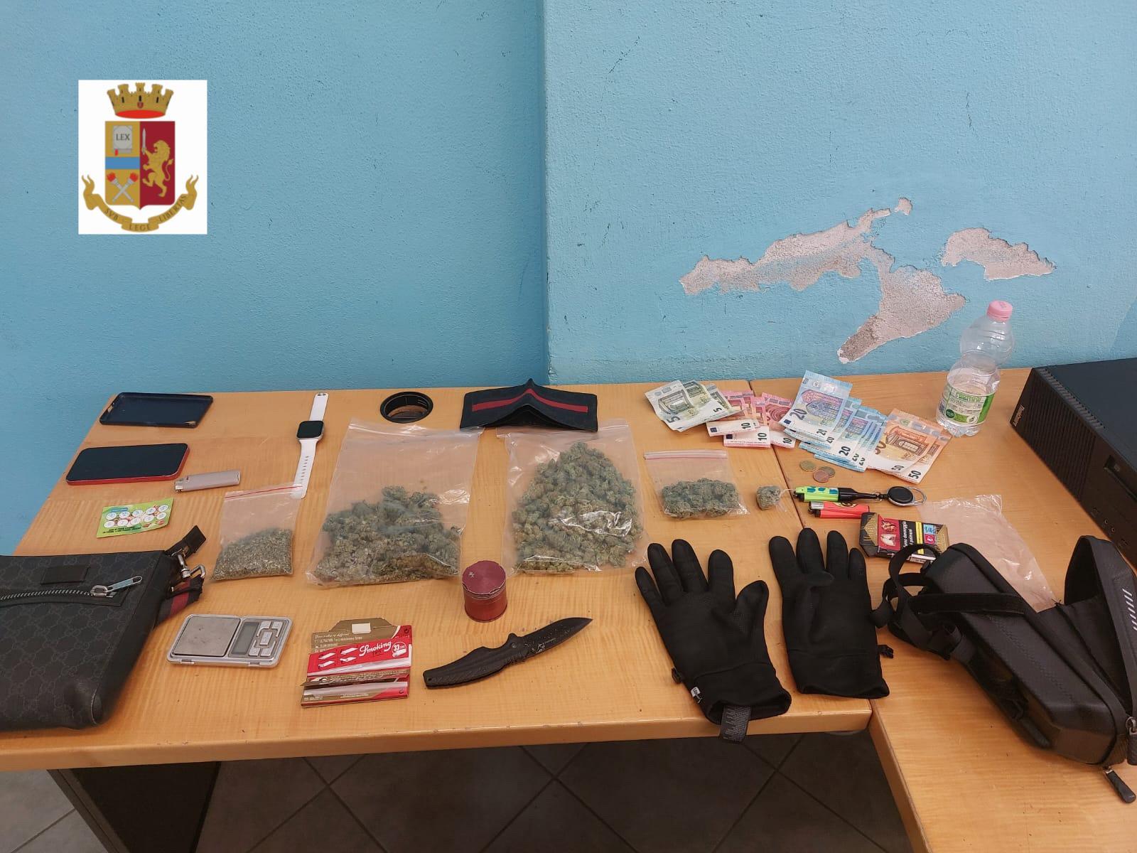 Reggio Emilia, tenta la fuga in monopattino: bloccato e trovato con la droga