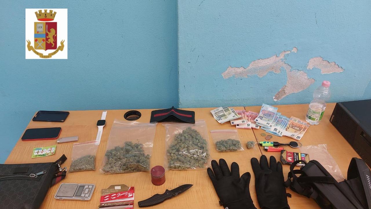 Reggio Emilia, tenta la fuga in monopattino: bloccato e trovato con la droga