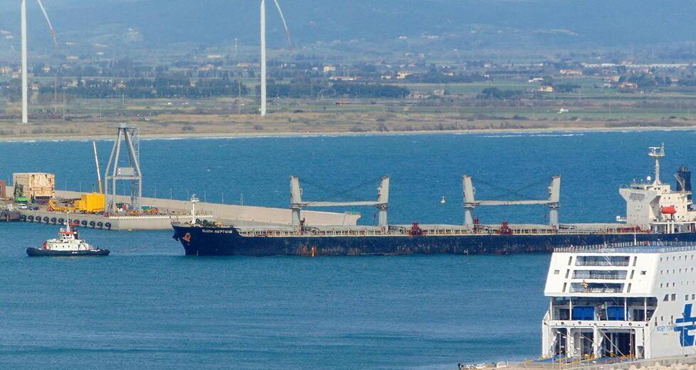 L’ingresso di una nave mercantile nel porto di Piombino