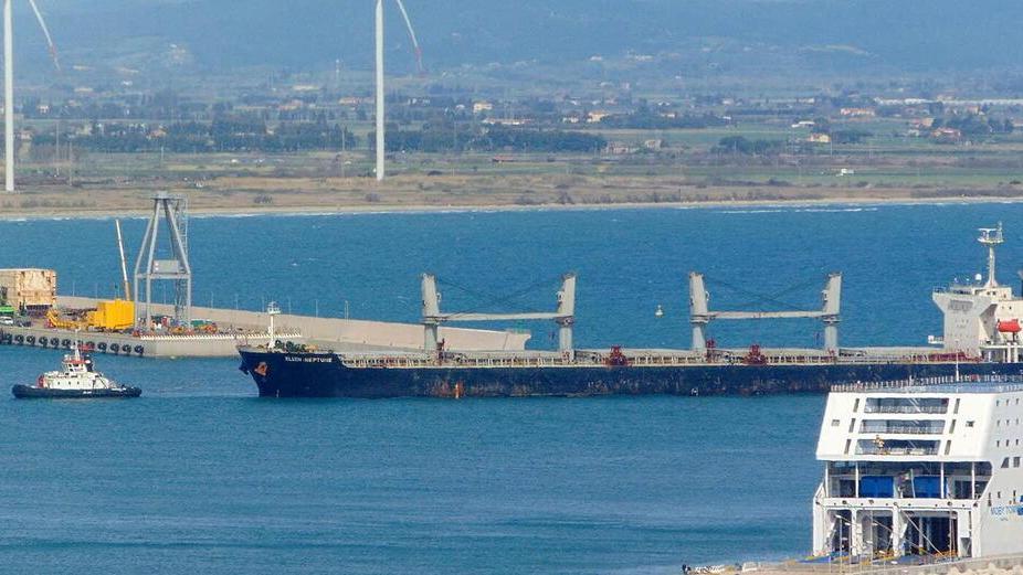 L’ingresso di una nave mercantile nel porto di Piombino