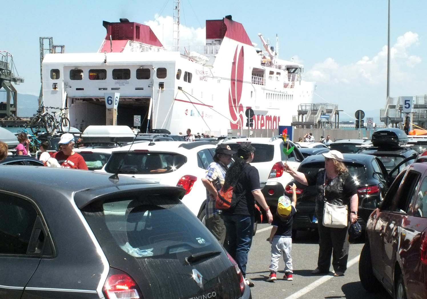 Turisti in attesa dell’imbarco sul porto di Piombino