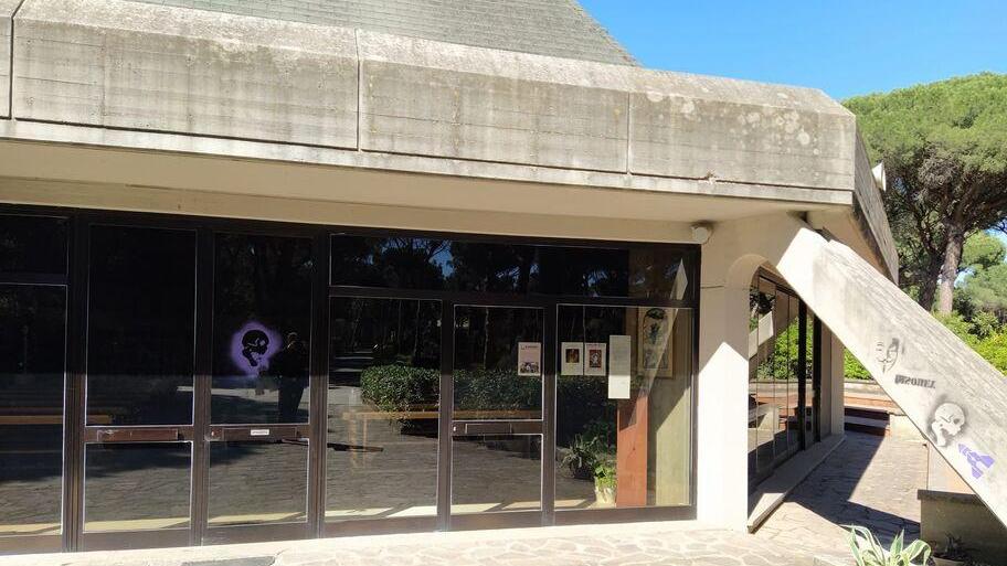 Le scritte e i simboli comparsi all’esterno della chiesa