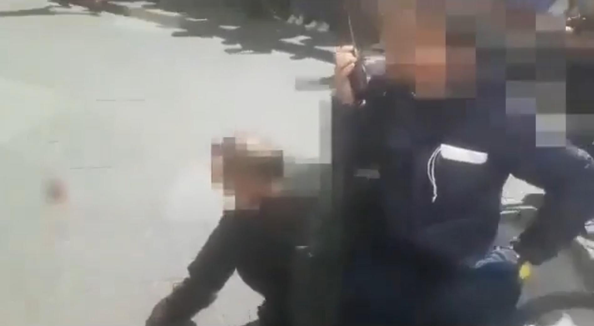 Un fermo immagine del video che testimonia l'azione della polizia municipale nei confronti di un venditore ambulante senegalese a Firenze