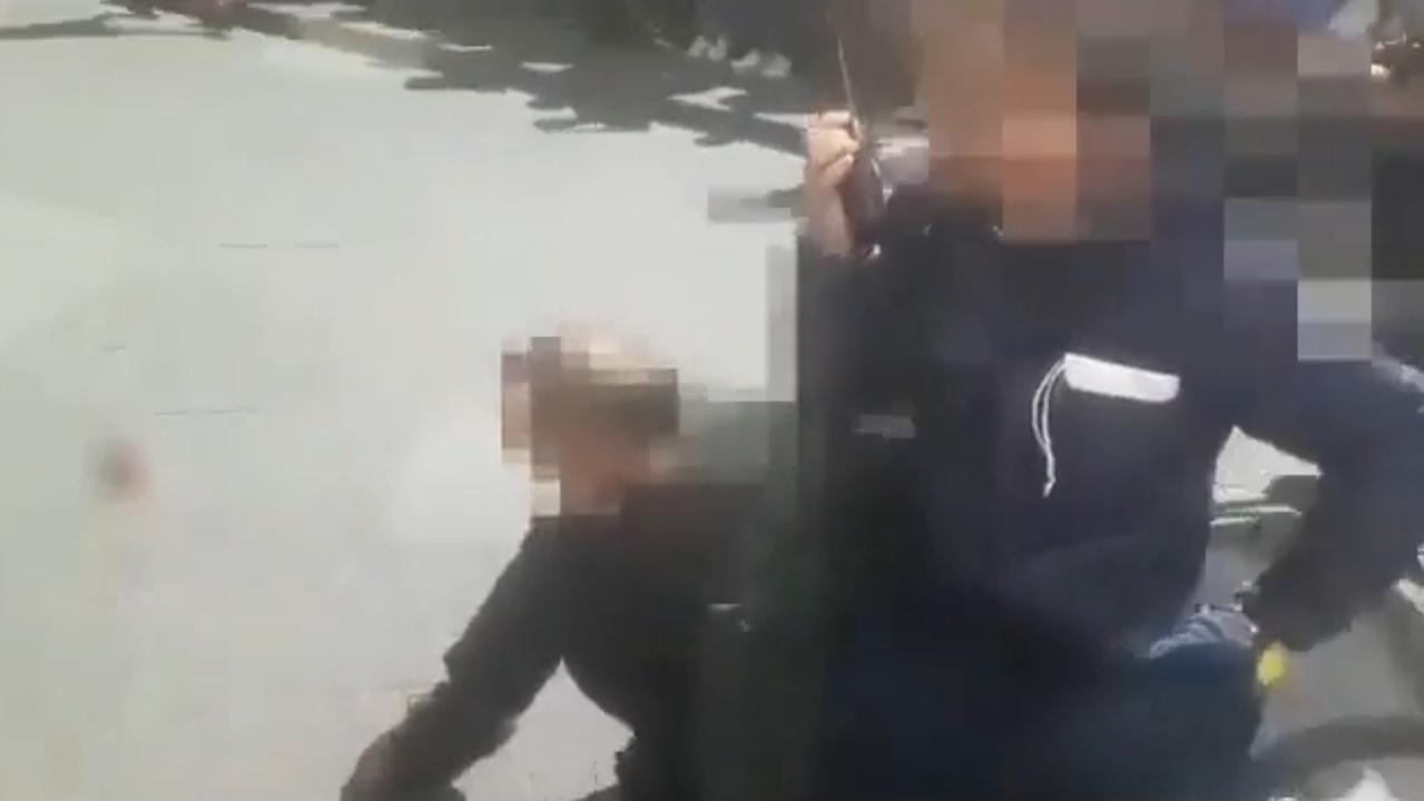 Un fermo immagine del video che testimonia l'azione della polizia municipale nei confronti di un venditore ambulante senegalese a Firenze