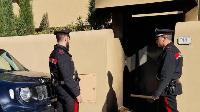Il cancello della villa presa di mira per l’atto incendiario