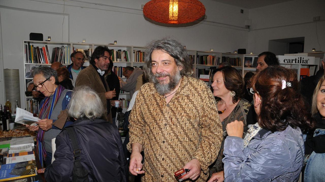 Cristiano Alberti nella sua libreria