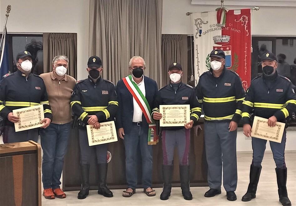 Castelnovo Monti, premiati quattro agenti della polizia stradale: hanno evitato un suicidio 