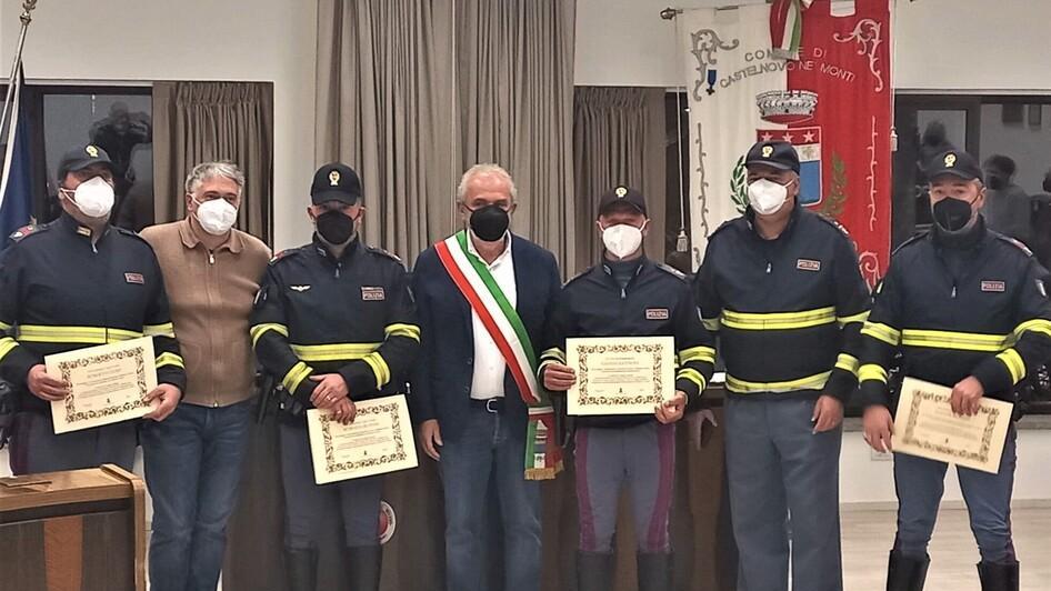 Castelnovo Monti, premiati quattro agenti della polizia stradale: hanno evitato un suicidio