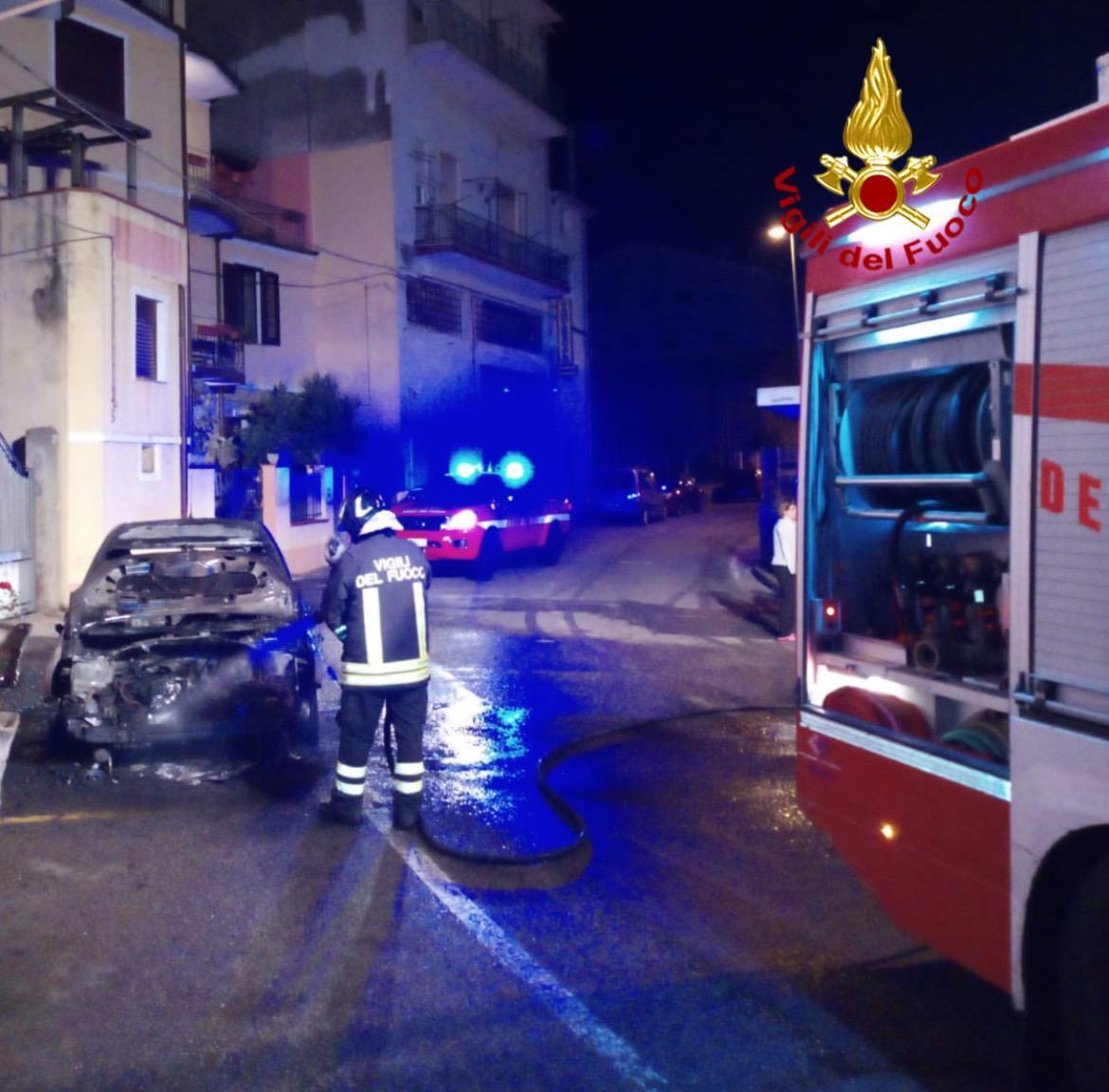 Orani, auto distrutta dal fuoco nella notte