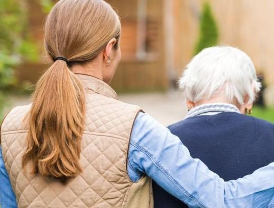 Modena, Versa cinquemila euro in anticipo per la  badante, ma la madre muore «L’agenzia è sparita e non mi hanno risarcita» 