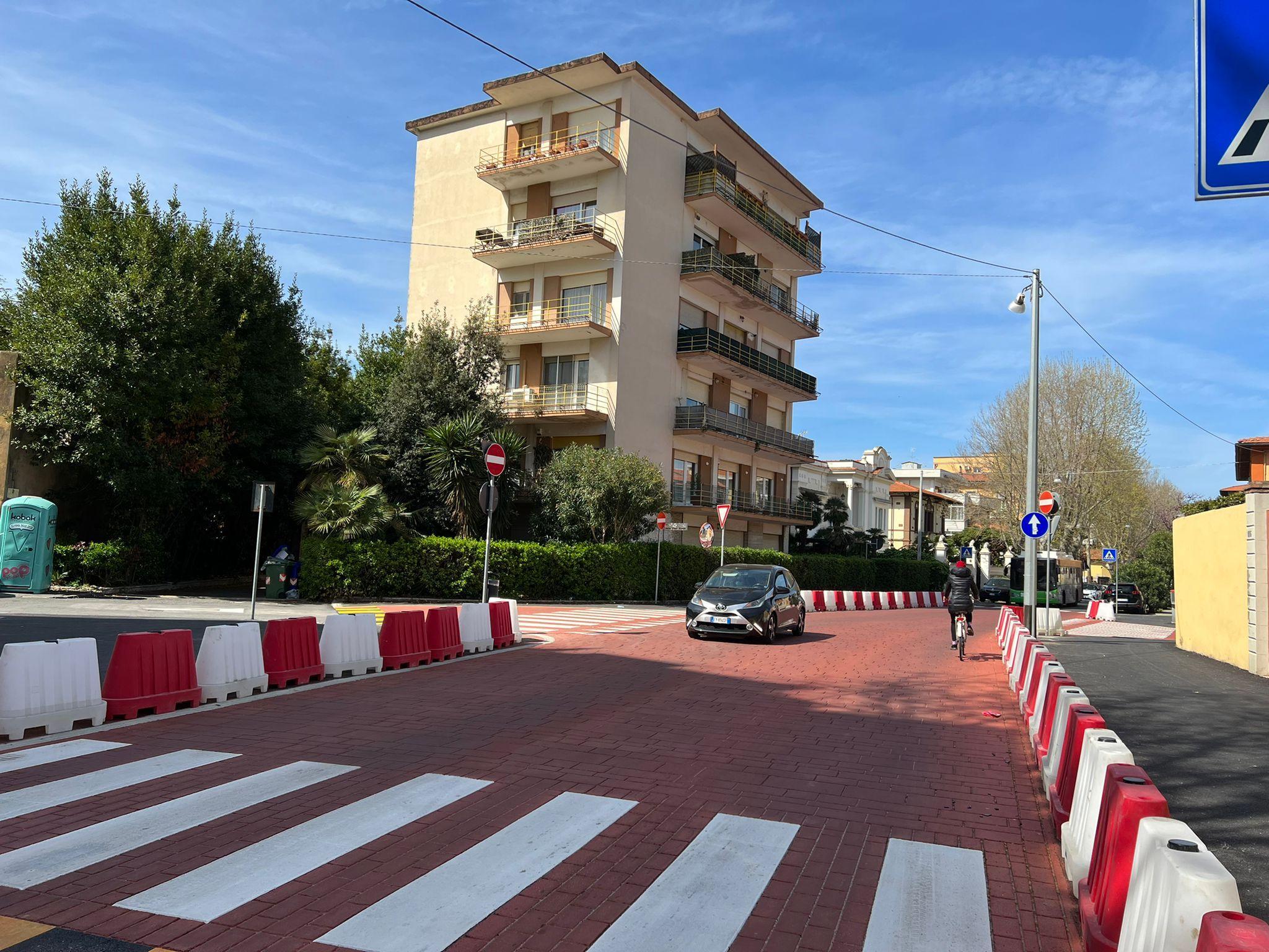 L’incrocio di via Montebello con via San Jacopo in Acquaviva dove verrà realizzata un’altra maxi-isola rialzata