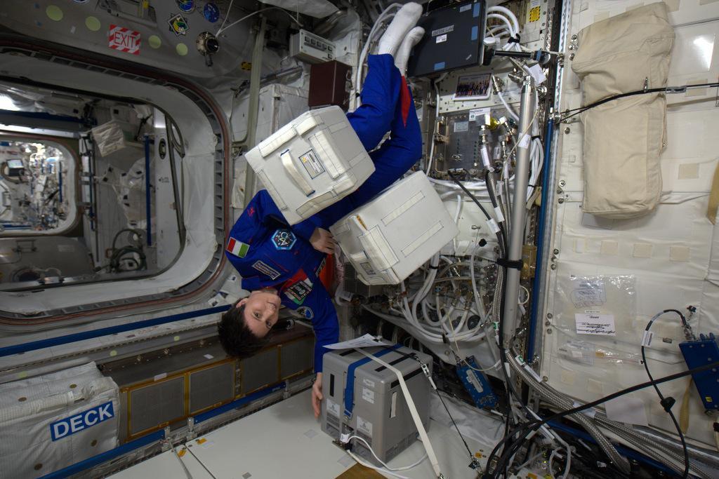 l’astronauta italiana Samantha Cristoforetti con gli esperimenti Kayser nel 2015