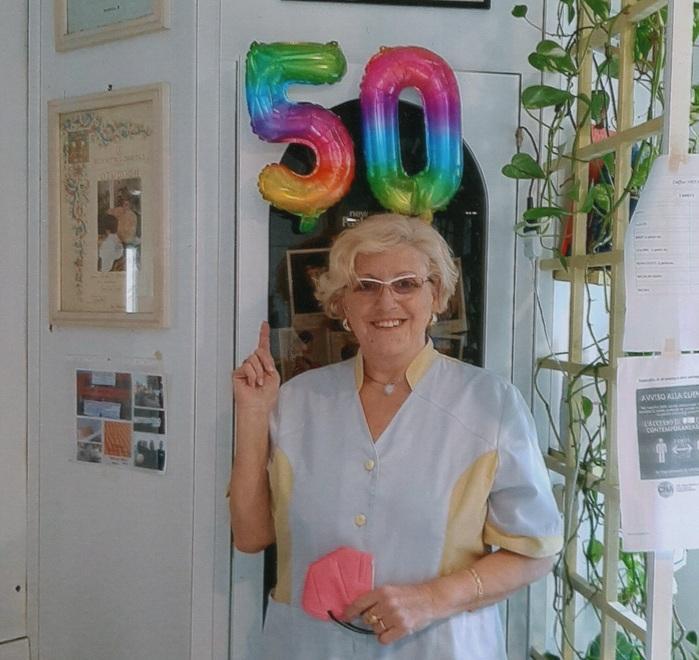 La parrucchiera Stefania Guelfi nel suo negozio a Oratoio