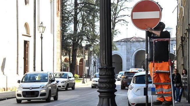 Lavori in corso per la segnaletica in via Elisa