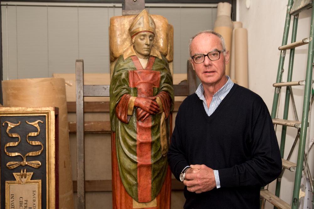 Massimo Bonino nel suo laboratorio di restauro