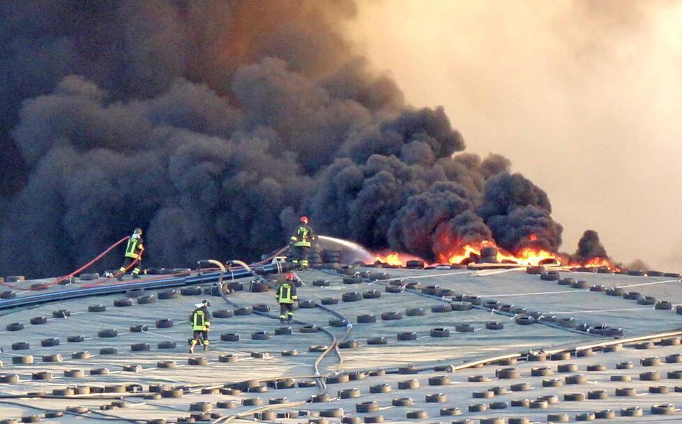 Via al processo per l’incendio alla discarica del Cassero, in aula sfileranno oltre 150 testimoni 