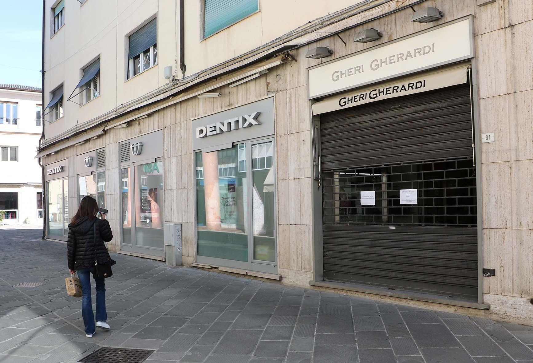 Massa, rapina a mano armata in una boutique del centro 