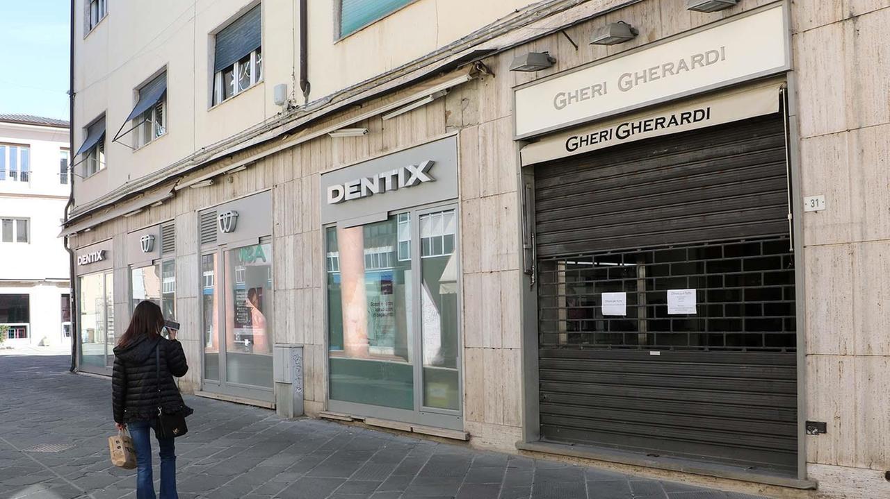 Massa, rapina a mano armata in una boutique del centro