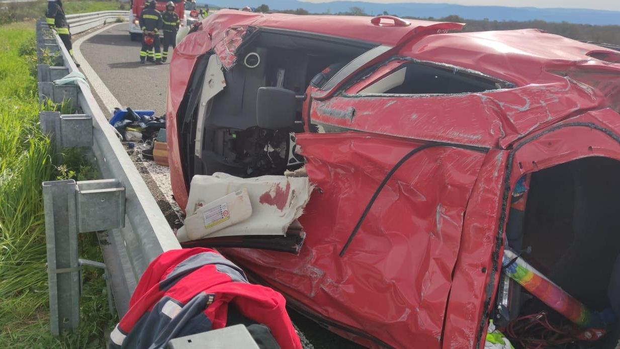 Si ribalta un'auto sulla Sassari-Ozieri: 2 feriti, grave una ragazza