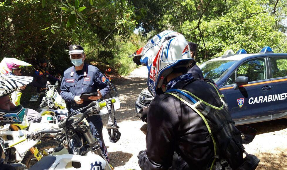 Una pattuglia dei carabinieri controlla alcuni motociclisti che praticano enduro all’Elba