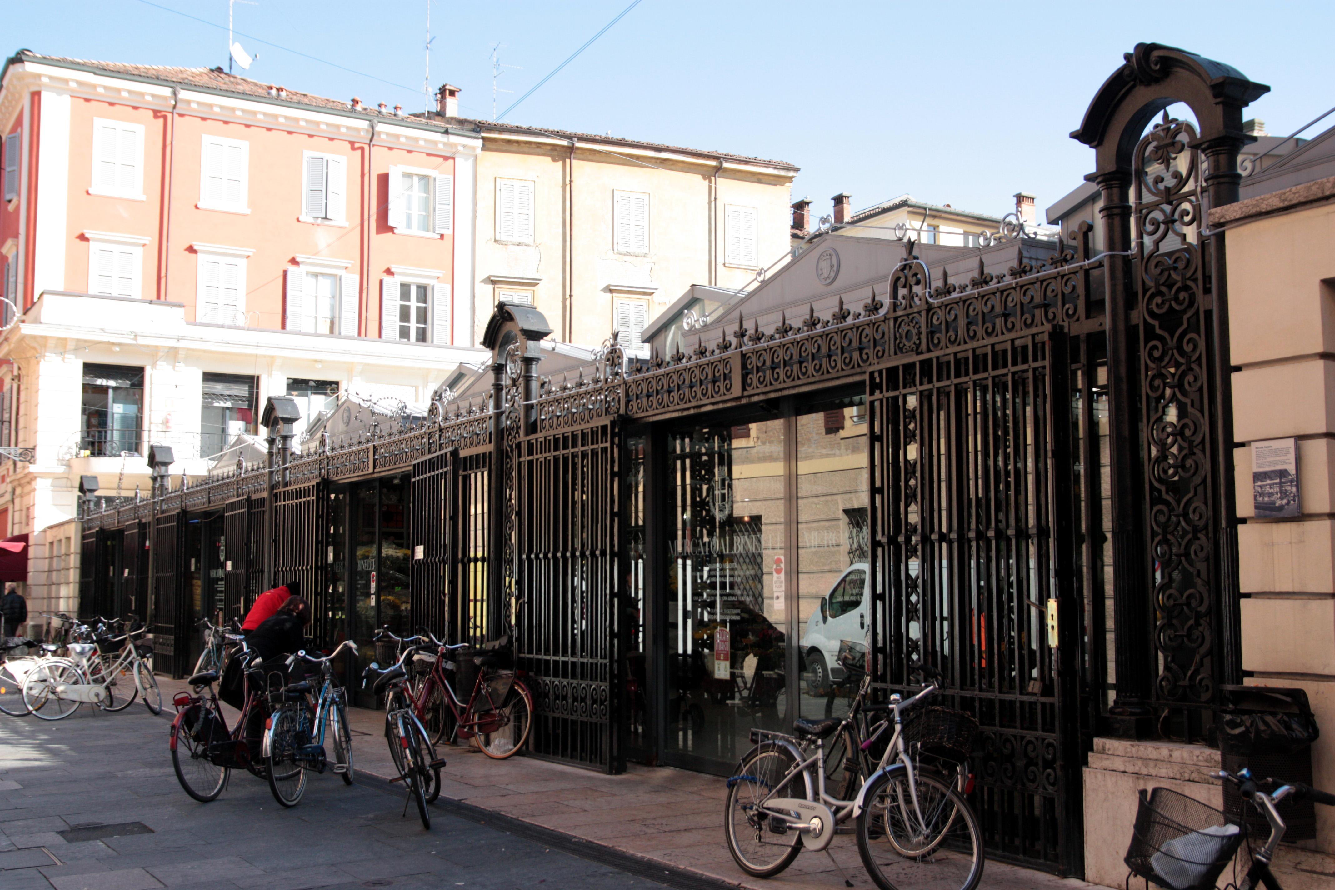 L'esterno dello storico Mercato Albinelli in pieno centro a Modena