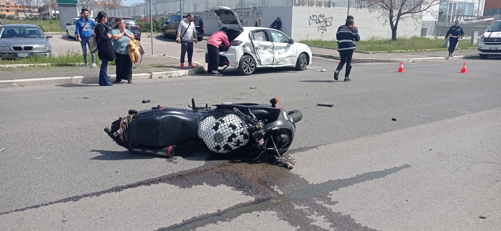 Grosseto: moto contro auto, due in ospedale