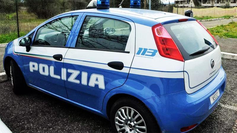 Vessata davanti alla figlia, espulso il compagno 