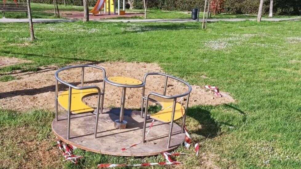 I giochi appena messi e già danneggiati in via Toti