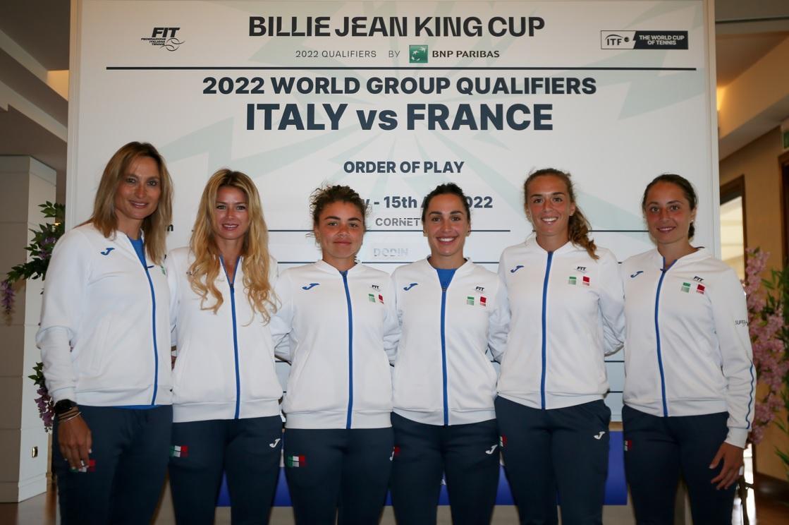 Le azzurre con la capitana Garbin, a sinistra