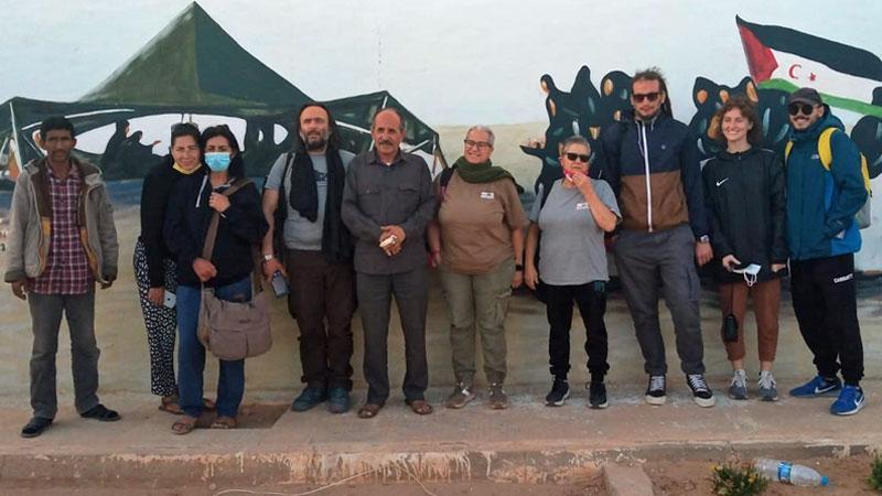 Foto di gruppo per i volontari dell’associazione Gdeim Izik e i loro collaboratori sul campo