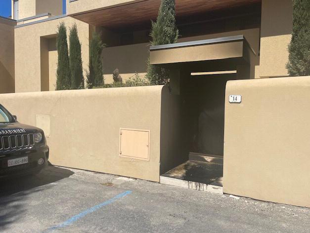 Il cancello dell’ingresso pedonale preso di mira dall’autore dell’atto incendiario