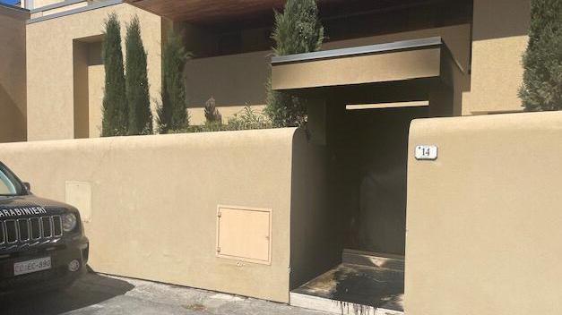 Il cancello dell’ingresso pedonale preso di mira dall’autore dell’atto incendiario