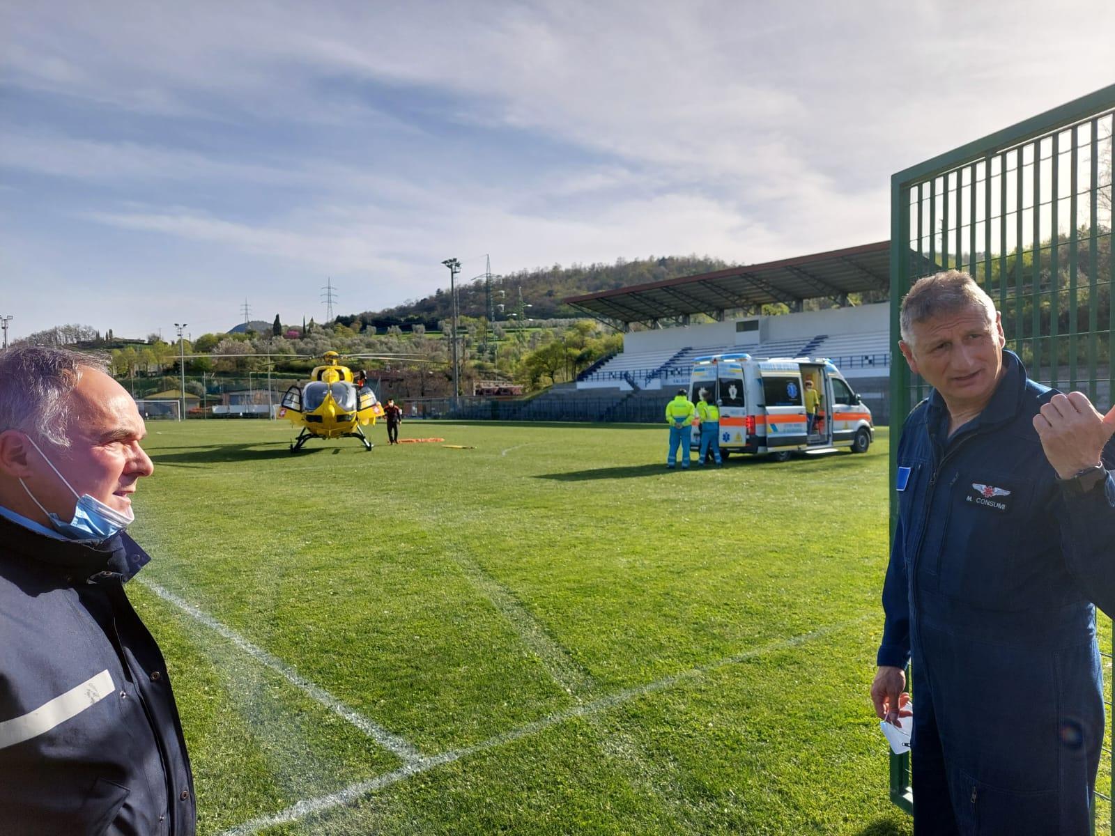 L'elicottero al campo sportivo di Vaiano
