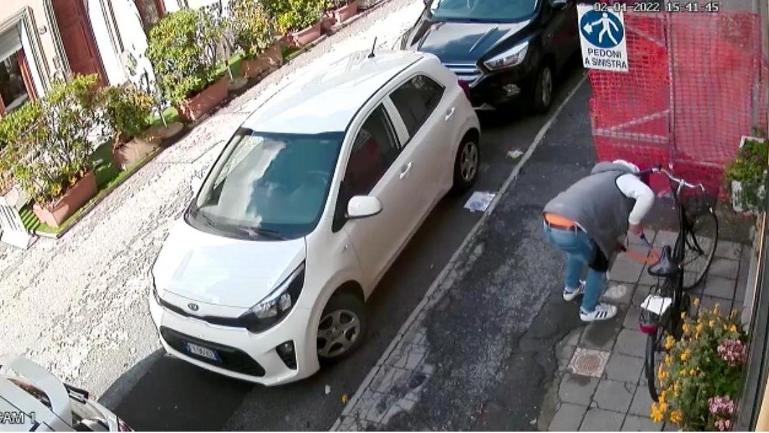Viareggio, filmato mentre ruba una bici in via Matteotti: «Vergogna, ora più sicurezza»