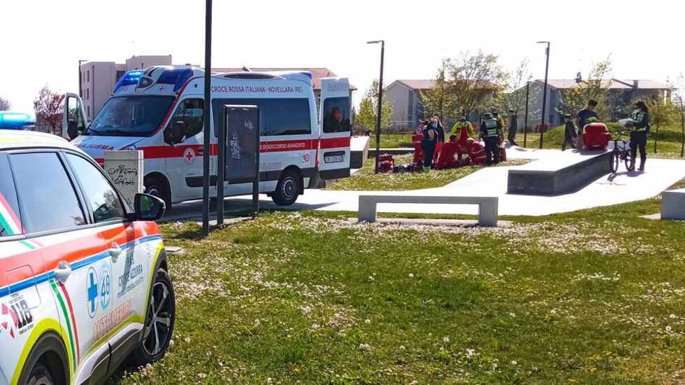 Cade in bici allo skatepark, grave un 14enne 