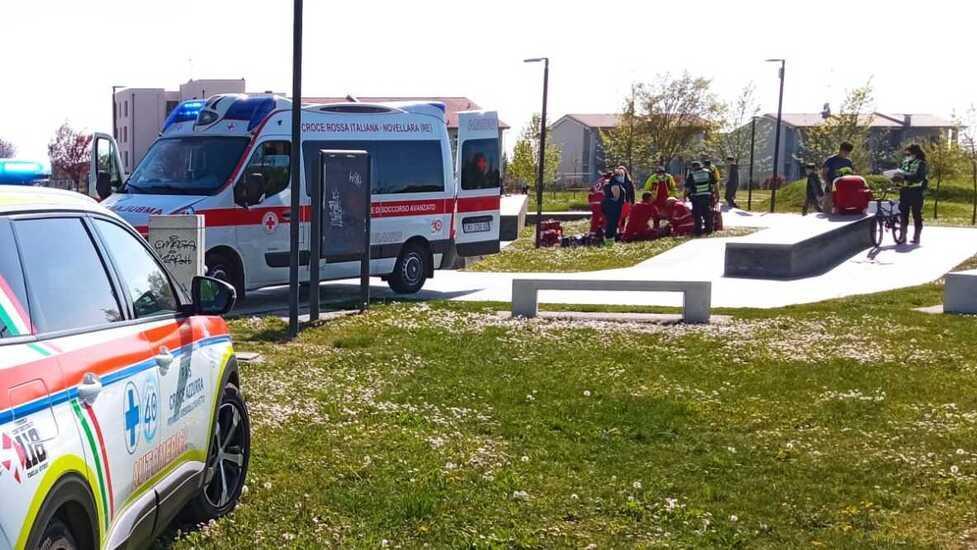 Cade in bici allo skatepark, grave un 14enne