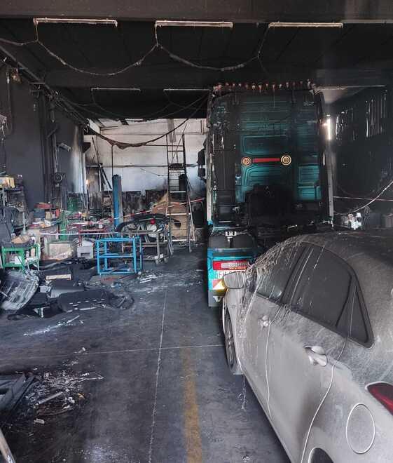 Spilamberto. Incendio nella notte dentro la carrozzeria Bruciati quattro camion e due automobili 