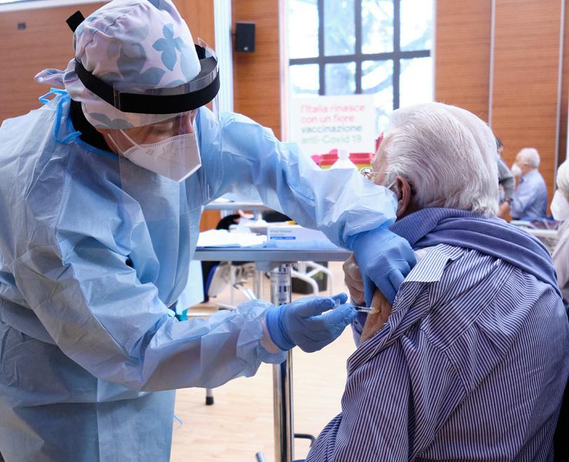 Modena, il prof Cossarizza: «Covid, grazie al vaccino in Italia evitati 150 mila morti e 8 milioni di contagi» 