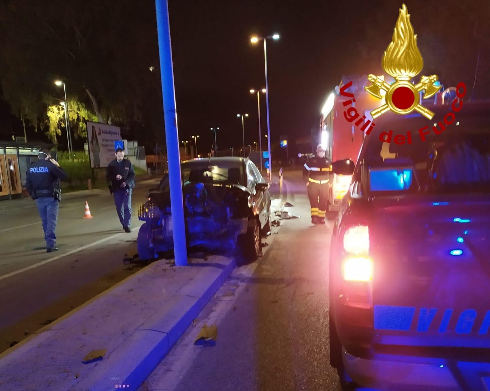 Sassari, all'alba auto contro un palo della luce davanti al Tanit 