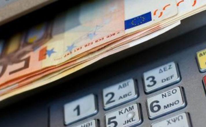 L’impiegato di banca ha prelevato in maniera illecita soldi dei clienti per almeno 72mila euro